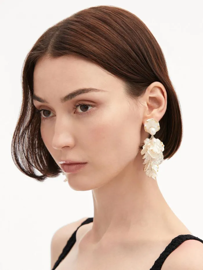 Oscar De La Renta Mother Of Pearl Flower Earrings Ivory Women Earrings Oscar De La Renta Mother Of Pearl Flower Earrings Ivory Women Earrings